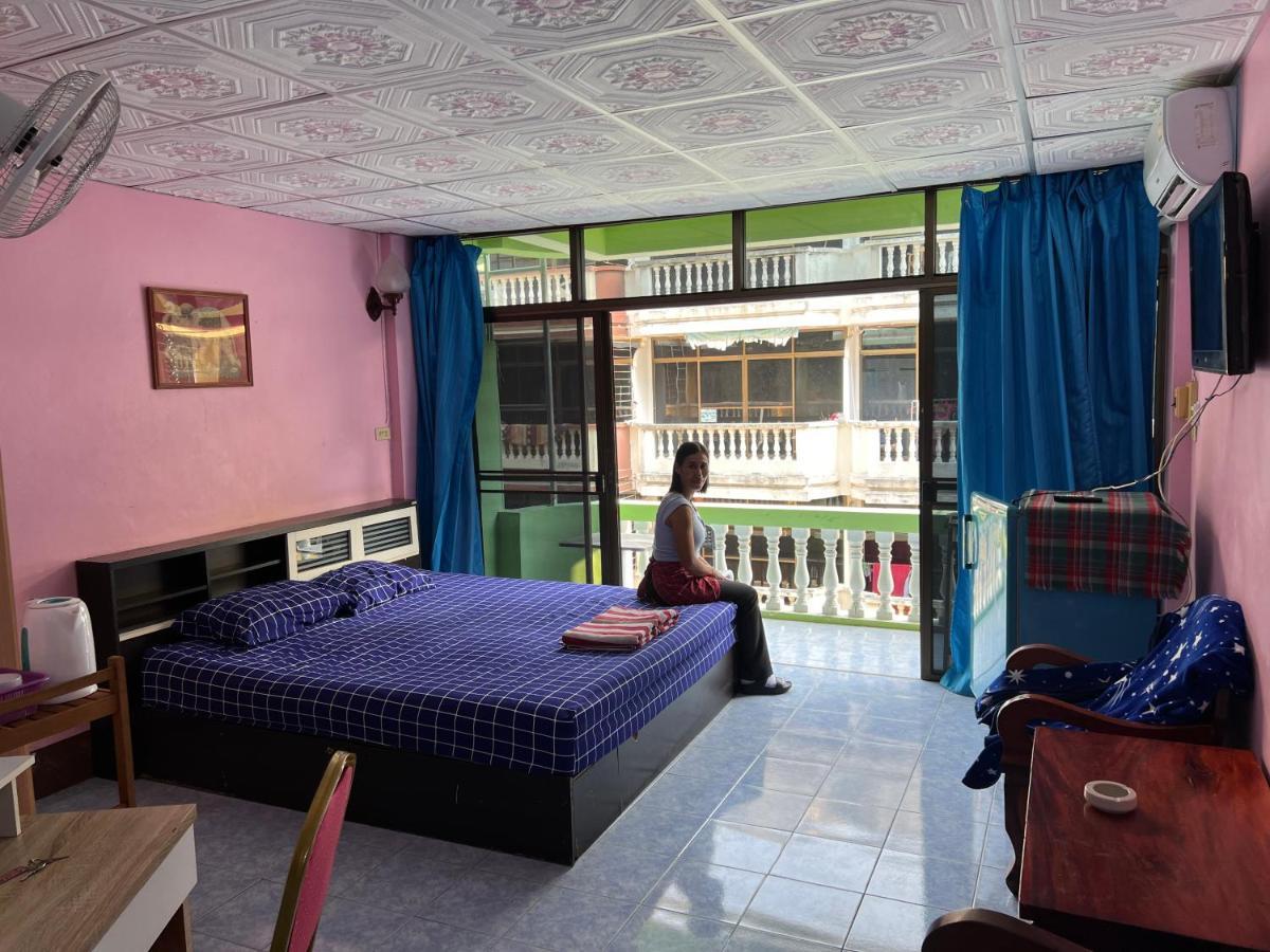 Yuri Guesthouse Bãi biển Jomtien Ngoại thất bức ảnh